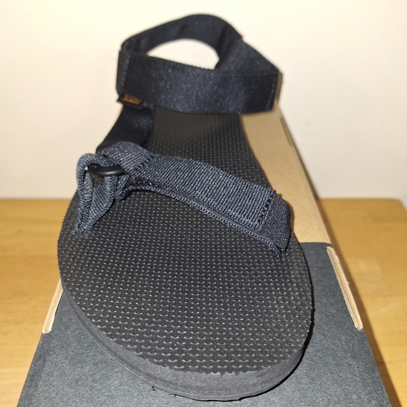A pair of Teva M. Universal Urban 1004010/BLK. Sandals in a size 9. NWB - Picture 8 of 12